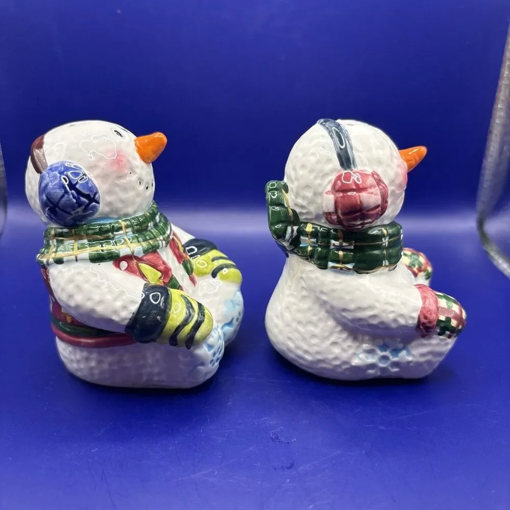 Vintage 1980s Unbranded Winter Snowman salt and pepper shakers Excellent  Cond